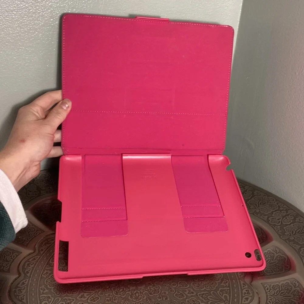 ☀️5/$20 Speck IPad Case.